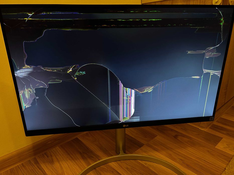 Продавам монитор LG 27UK850-W за ремонт или части + подарък 2ра стойка