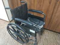 Инвалидная кресло-каталка, очень маневренная и устойчивая.