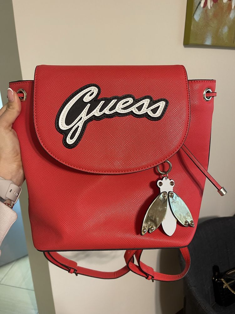 Червена раница GUESS