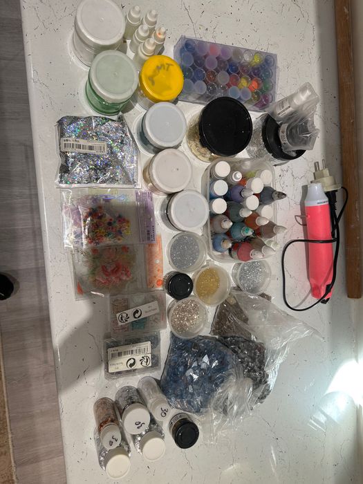 Силиконовые молды, эпоксидная смола и разные краски и блестки для них