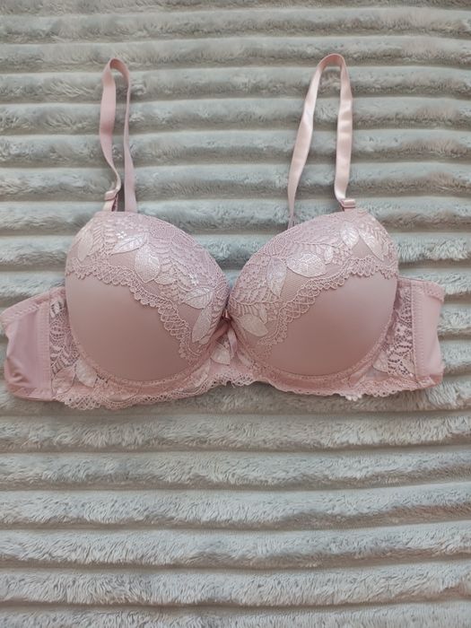 Sutiene noi diverse culori