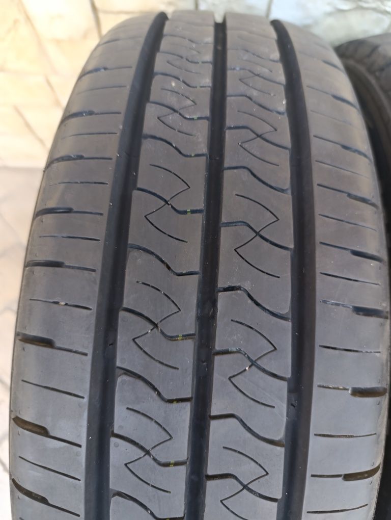 Гуми за Микробус 215/70/15 С Kumho
