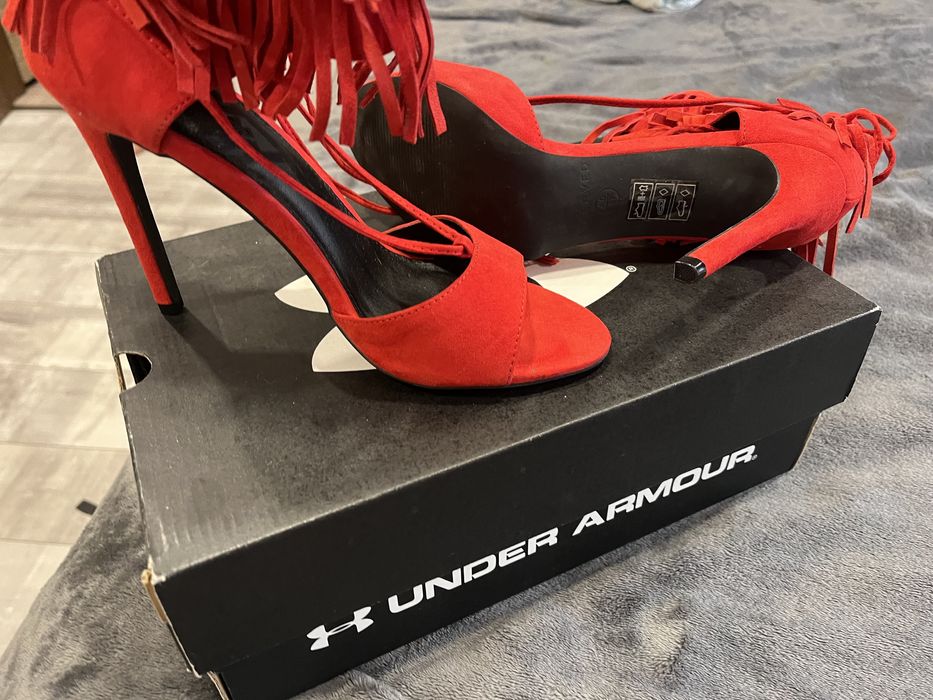 Сандали на висок ток