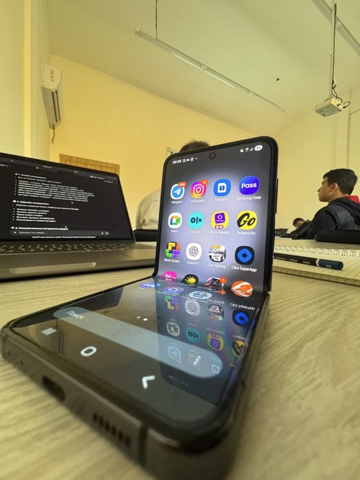 Samsung Z flip 5 8/256gb Arzon Narxda