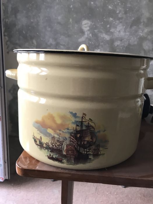 Эмалированные кастрюли