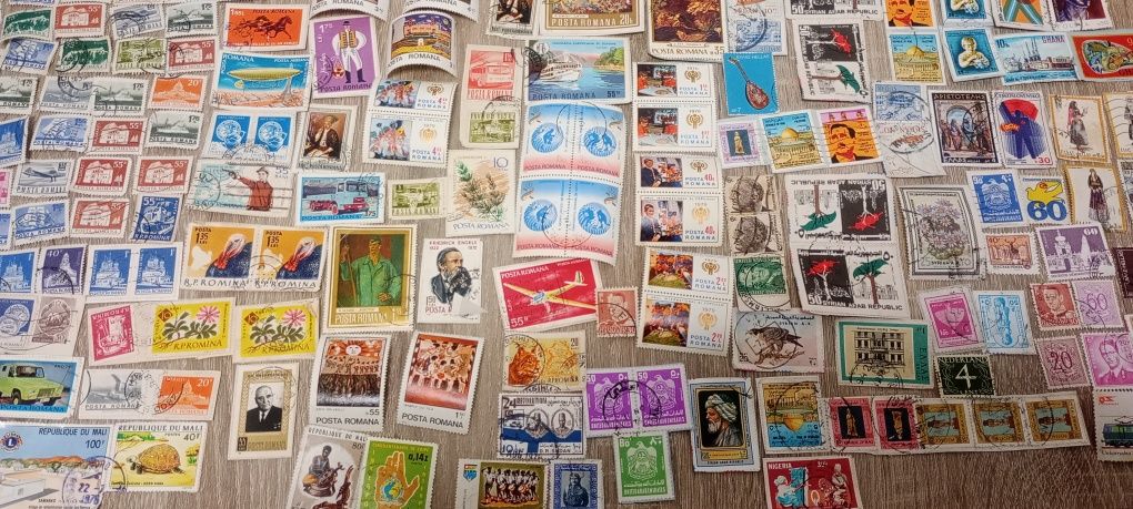 Vând schimb cu diferite  colecție de timbre vechi