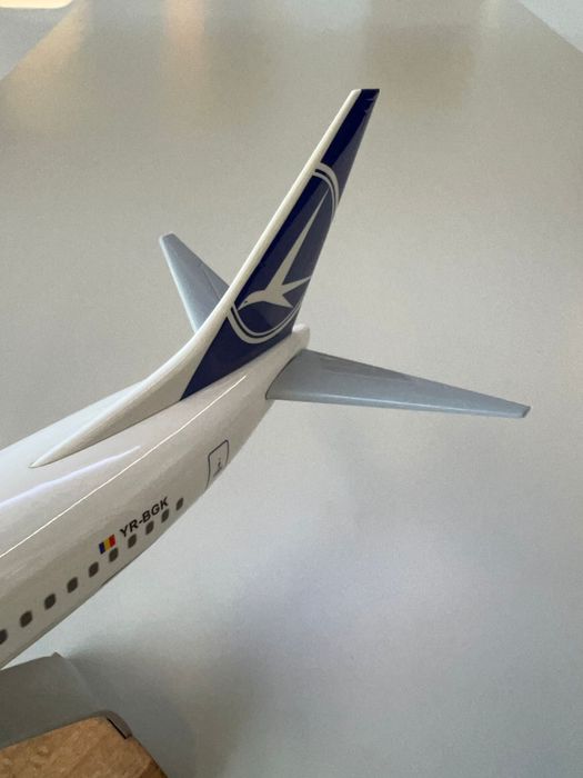 Macheta : Tarom Boeing 737-800 YR-BGK Mihai Viteazul - model 1:100-