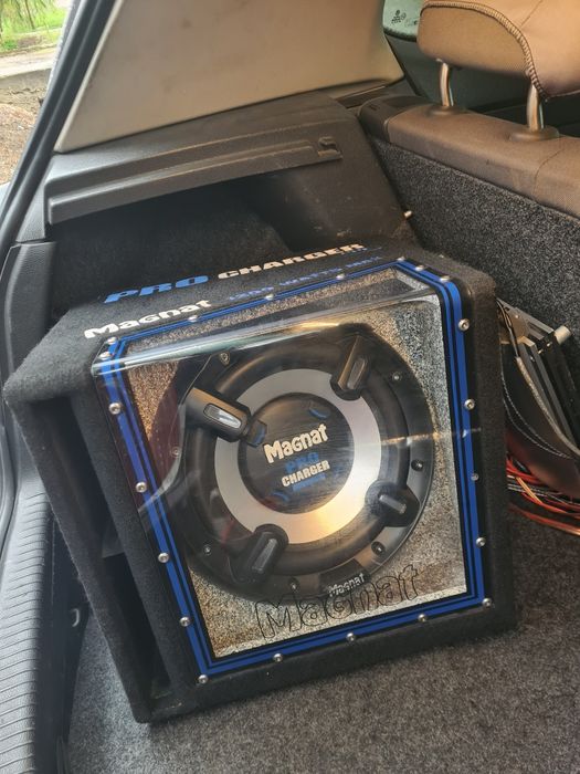 Efectuez montaj subwoofer, amplifcatoare, boxe, casetofoane