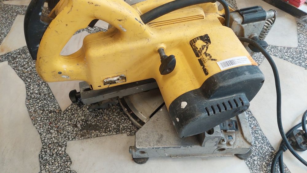 Ръчен Циркуляр DeWalt DW 700