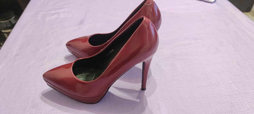 Лачени обувки на ток