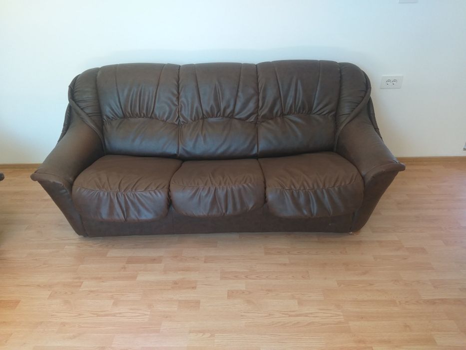 Canapea 3 locuri 3 piese piele maro extensibila si 2 fotolii