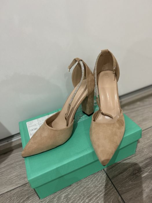 Обувки на висок ток