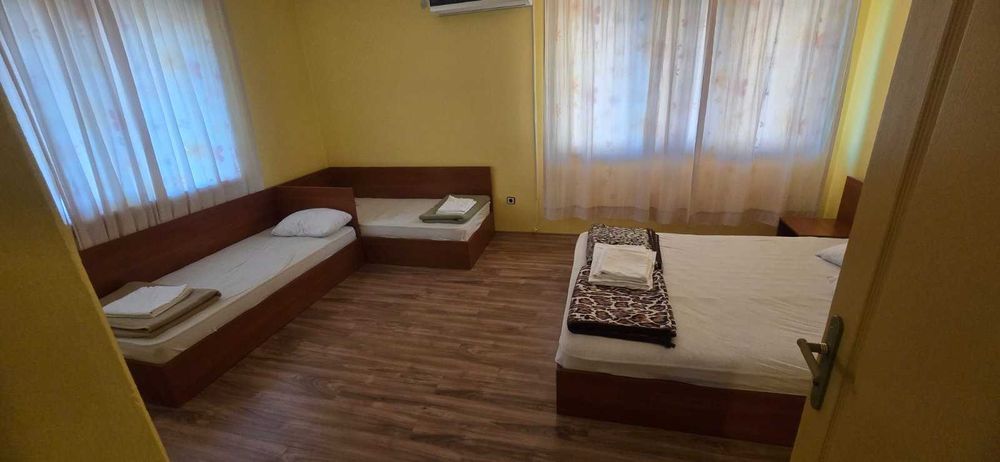 Продава триетажна къща-близнак в с. Равда