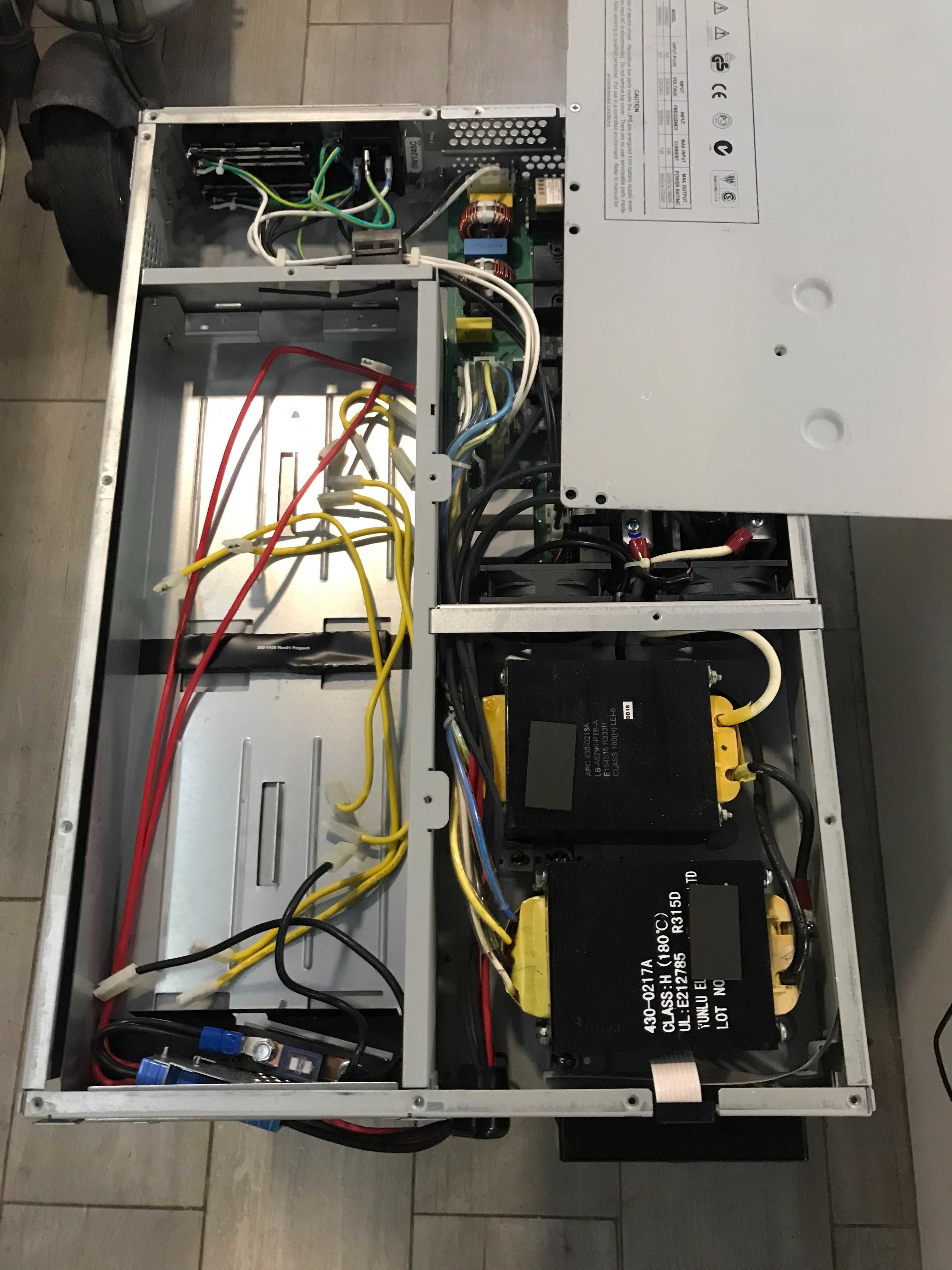 APC Smart-UPS 3000VA USB & Serial RM 2U 230V,SUA3000RMI2U