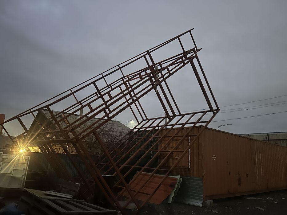 Продаю срочно Металло конструкция Размером длина 5 метр ширина 4.60