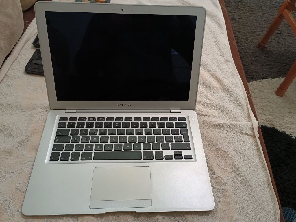 Vând Macbook Air A1304