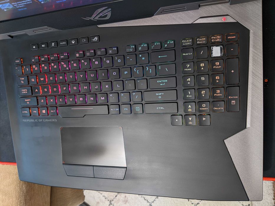 Asus ROG G703VI - GTX 1080, i7 7700HQ, 16GB DDR4, 256gb SSD, 1tb SSHD
