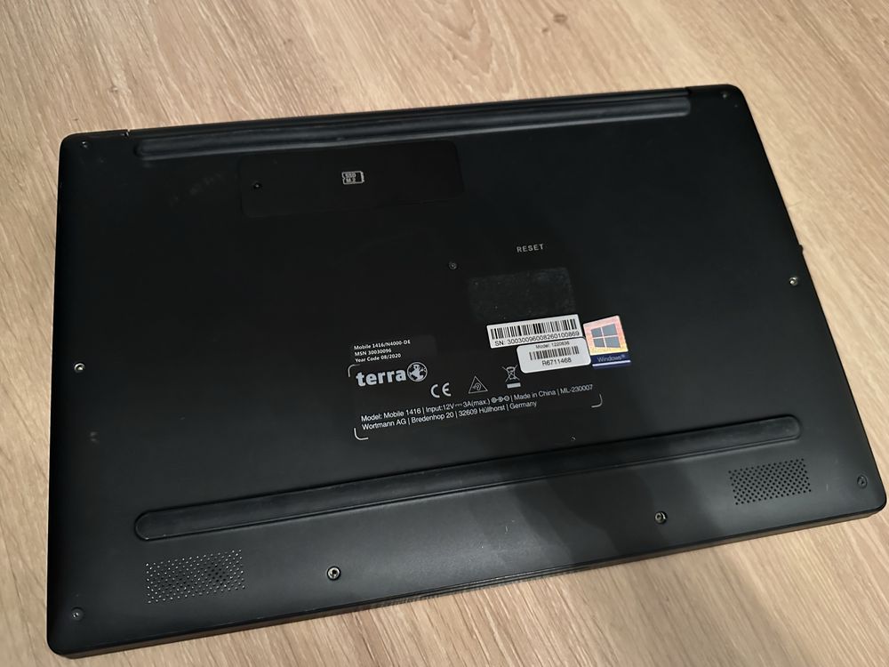 Продавам неработещ лаптоп Terra 14 inch