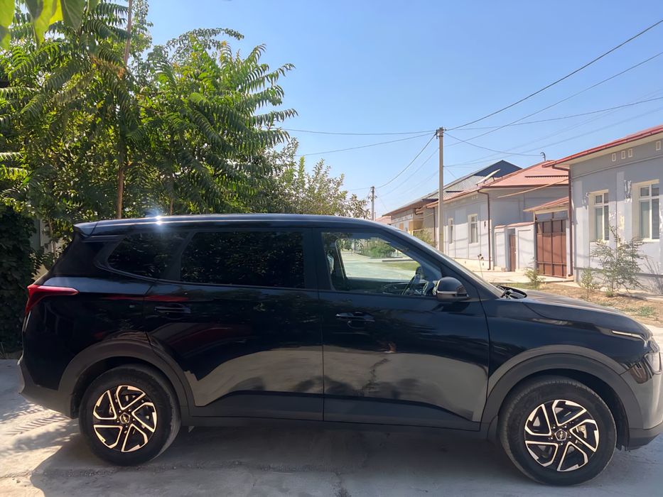 KIA Carens.          .