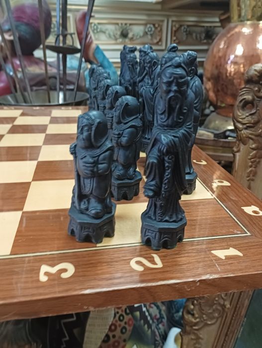 Старинен шах,с будистки фигури!