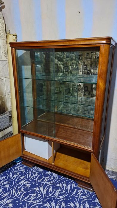 Servantă , vitrina si toaletă din lemn