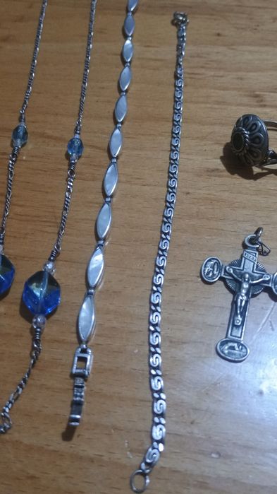 Продават се сребърни бижута