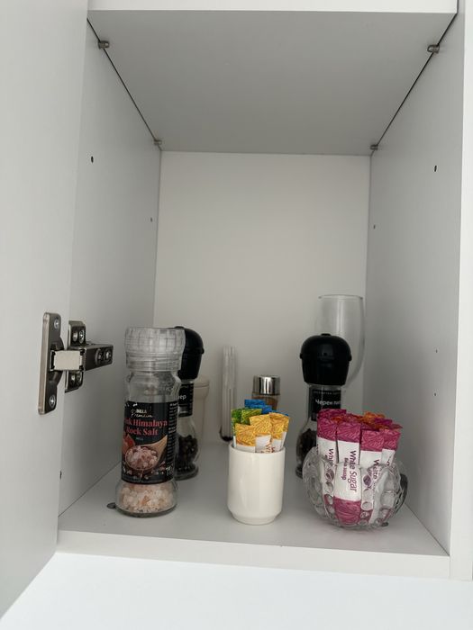 Чаши, чинии, ножове, всичко за 50 лв