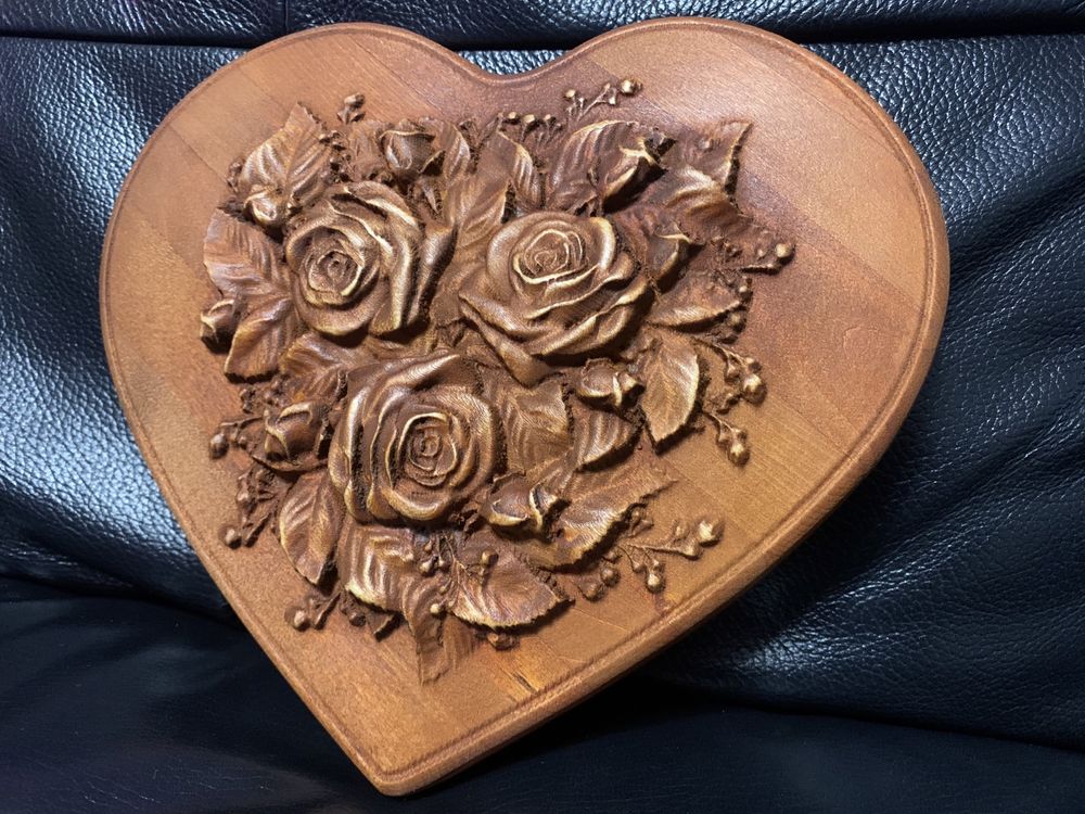Дърворезба “Сърце и рози”