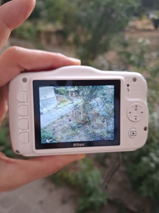 Компактен дигитален фотоапарат Nikon Coolpix S32 ударо и водоустойчив