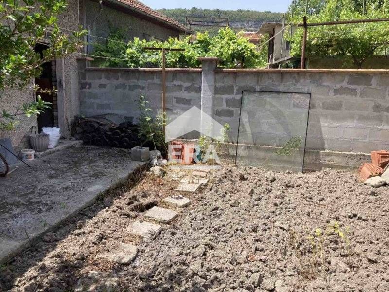 Eксклузивна едноетажна къща за продажба с лице на главна улица, гр. Пр