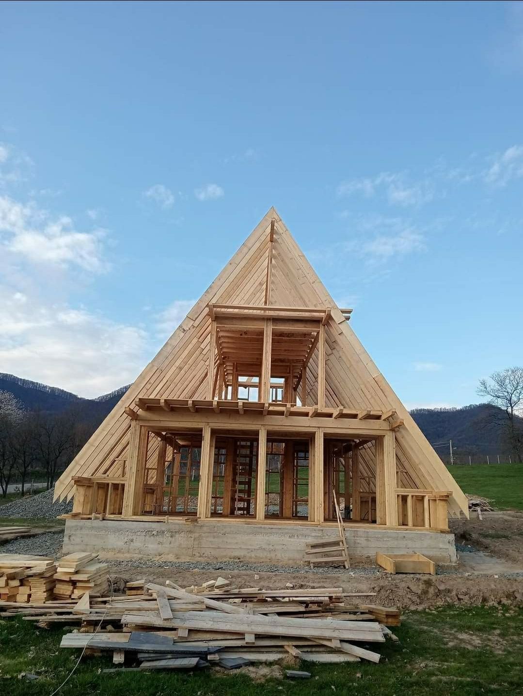 Cabane A frame din lemn uscat și tratat