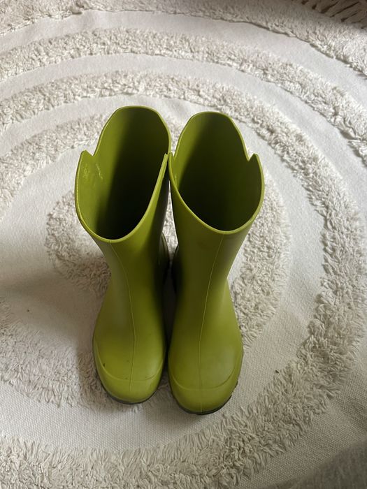 Бебешки дрешки и ботуши за дъжд