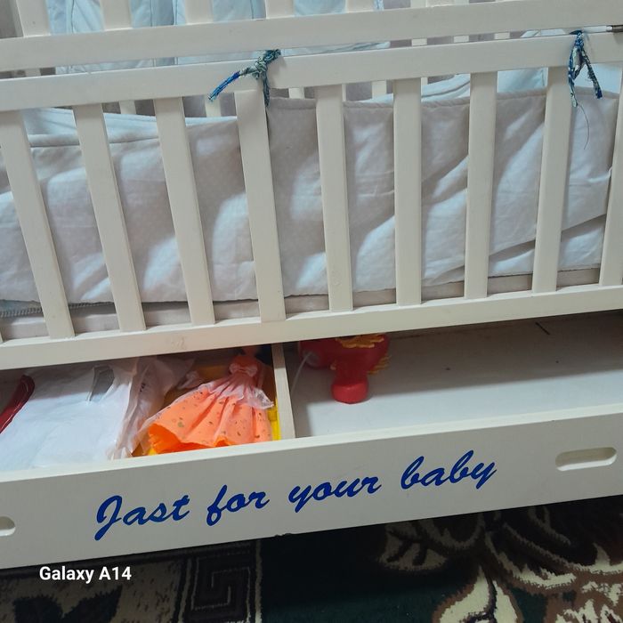 Продается кроватка детская деревянная .производства дубай.