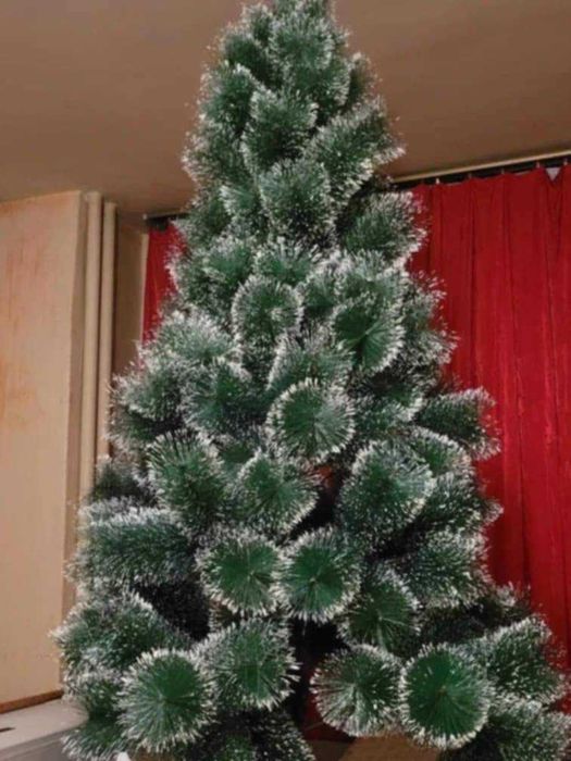 Коледна елха с бели заскрежени връхчета. С пластмасова стойка