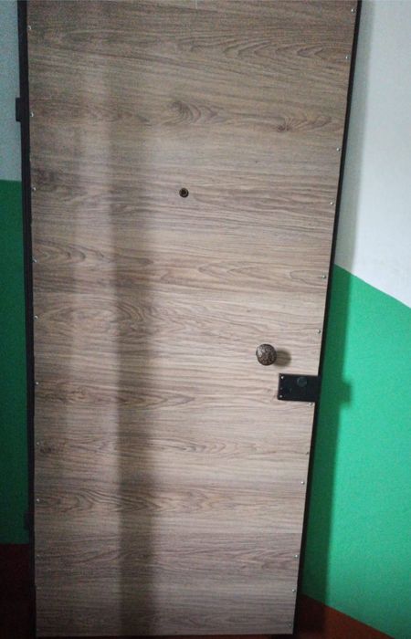 Продам входную железную дверь б/у