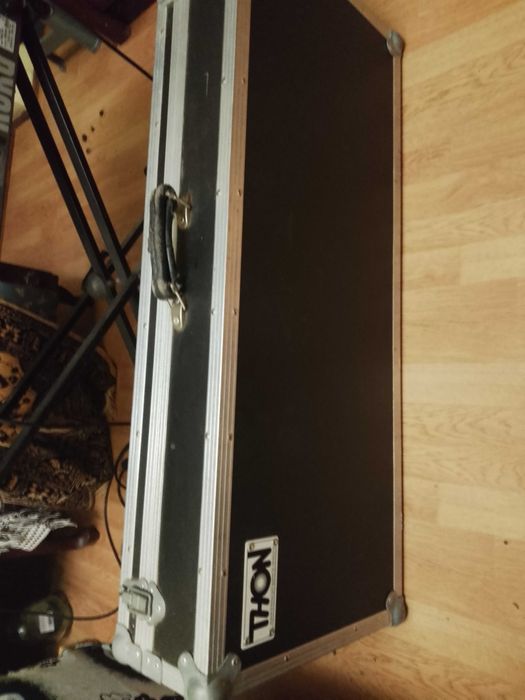 Vând Korg Pa 3x 61 key in stare buna de funcționare cu set bun