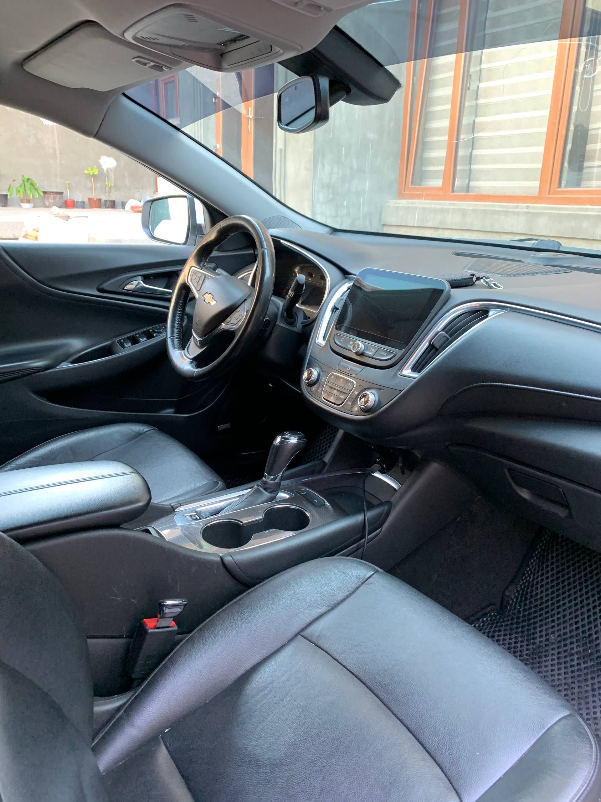 Malibu 2 LT 2018 2.4 атмосферный, белый жемчуг