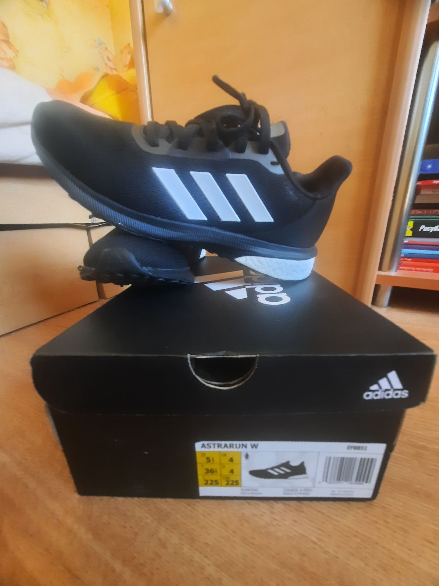 Продавам обувки  adidas