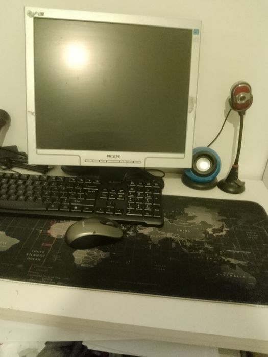 Calculator cu monitor,tastatura microfon camera ,