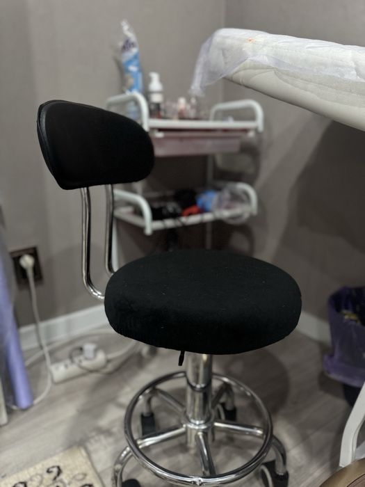 Продам стульчик и столик на колесах