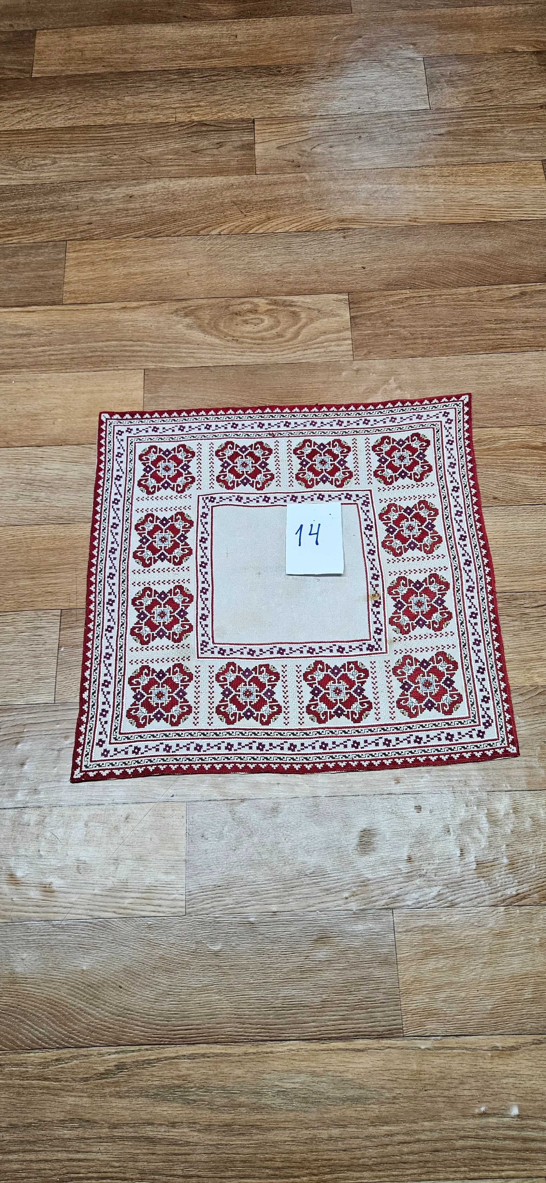 Продавам ръчно бродирани карета,различни размери.