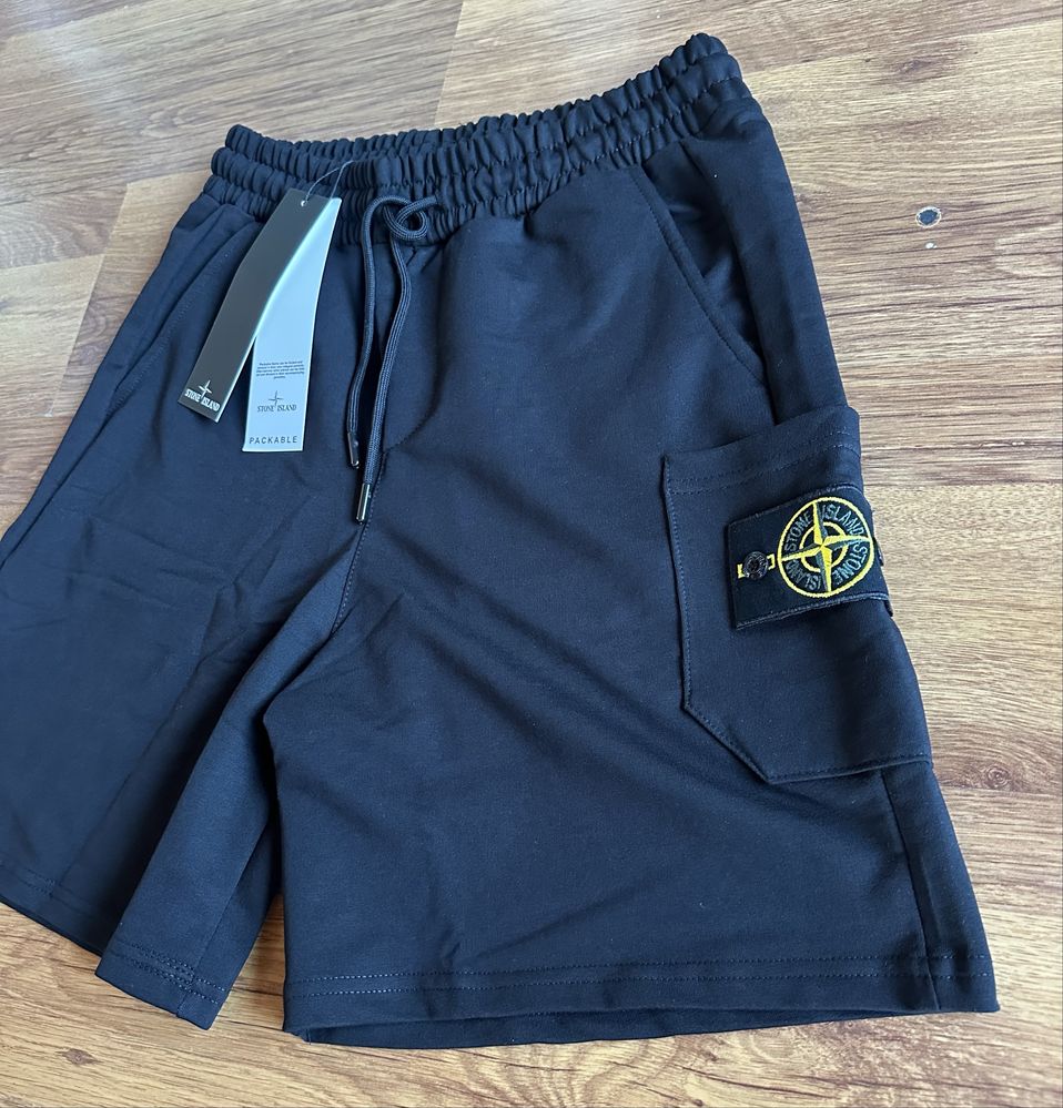 Мъжки,памучни,черни къси панталонки Stone Island с бадж на джоба