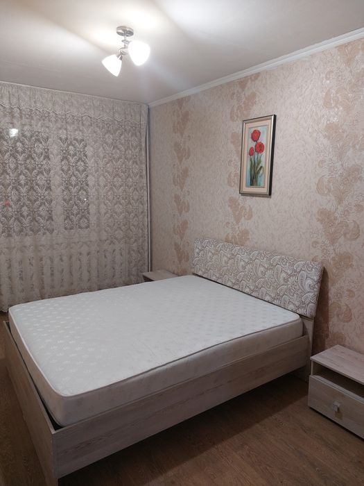 Продам двуспальную кровать с матрасом, + 2 тумбочки