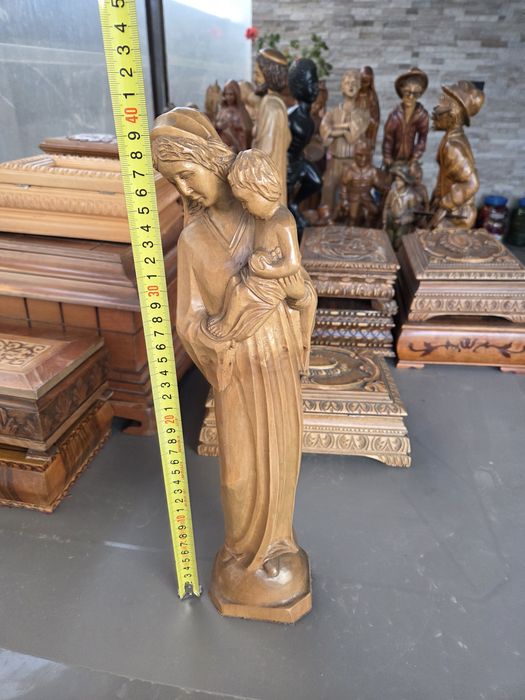 Statuetă din lemn