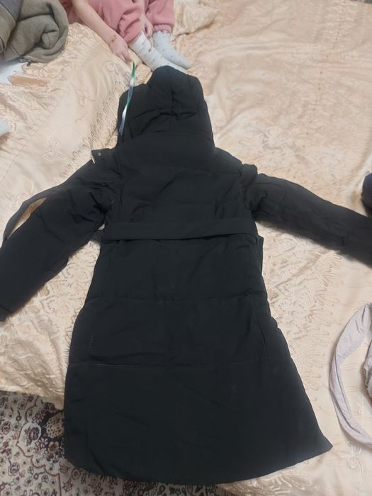 Зимняя детская куртка примерно на 11_12 лет в отличном состоянии .