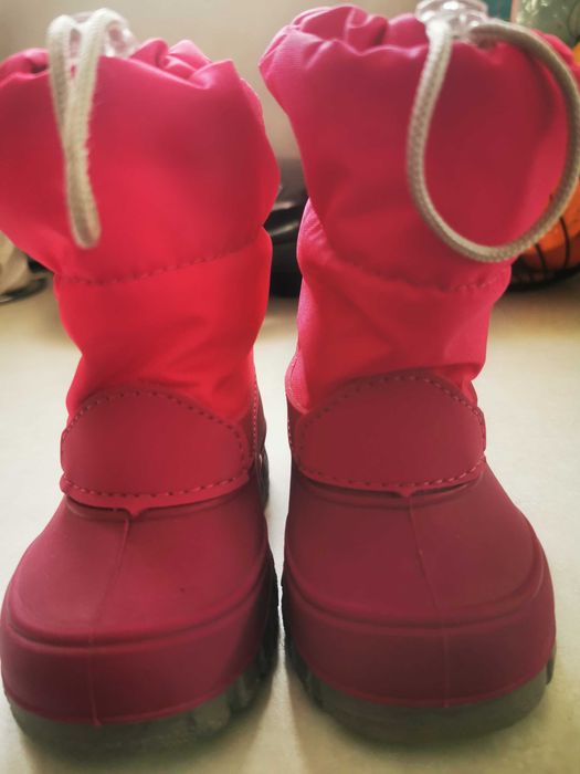 Бебешки апрески, нови,неизползвани!20 номер отговарящ на стелка 12.5см