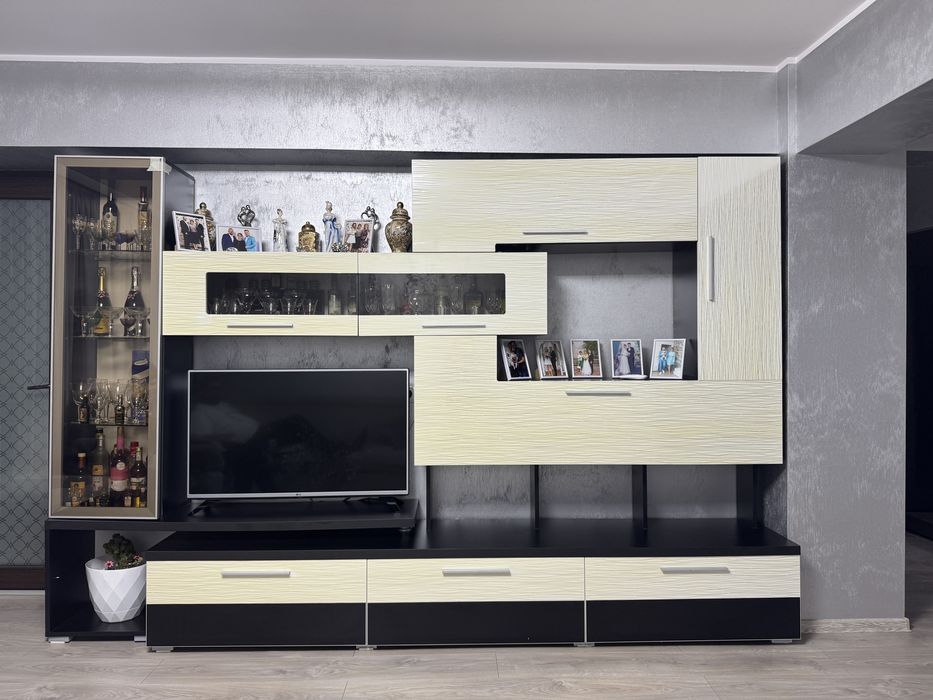 Vand mobila living/ sufragerie