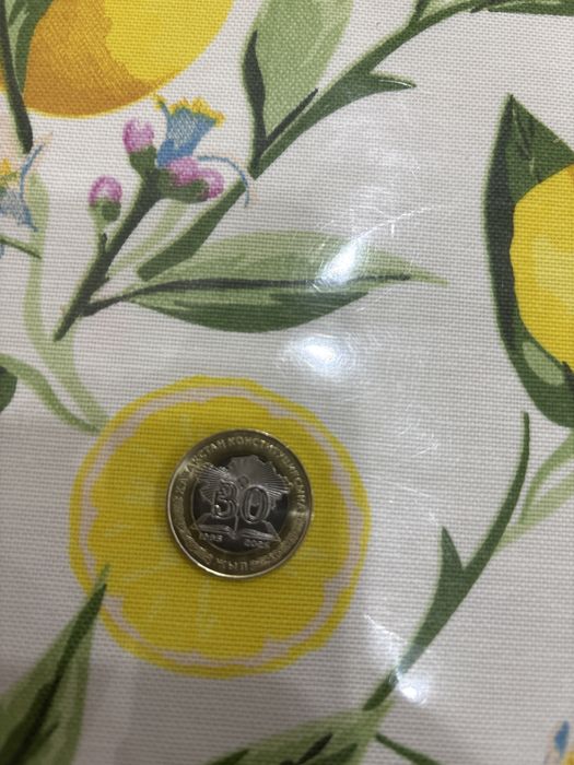 Монета наминалом 100 тенге к 30 летию Конституции РК