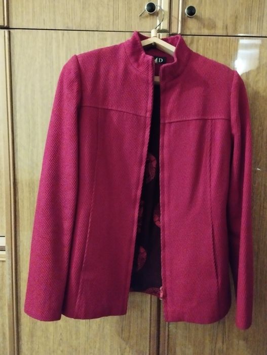 Продам драповую курточку на девочку