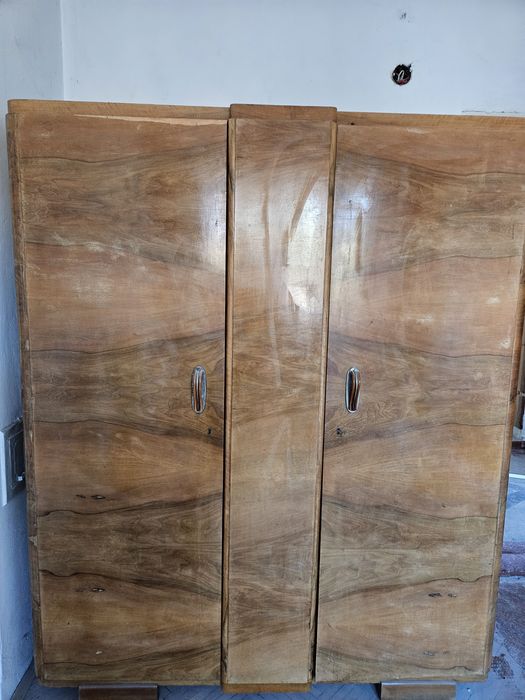 Стар масивен Гардероб